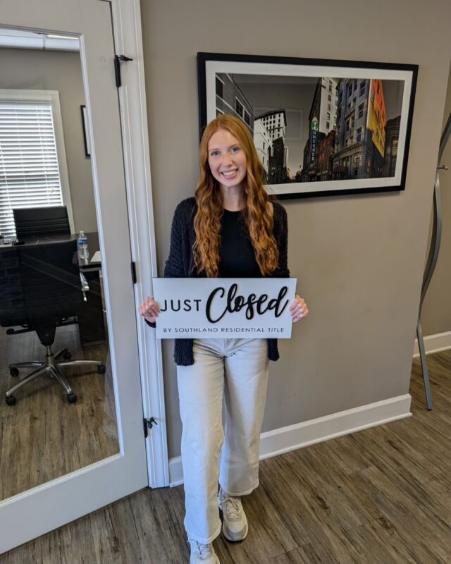 There’s nothing quite like the feeling of getting the keys to your very first home! 💕

Congratulations, Delaine, and welcome to The Preserve! 

#firsttimehomebuyer #thepreserveatoakridge #thebristolbysmithbilt #listingagent #oakridgetn aengland.realtor